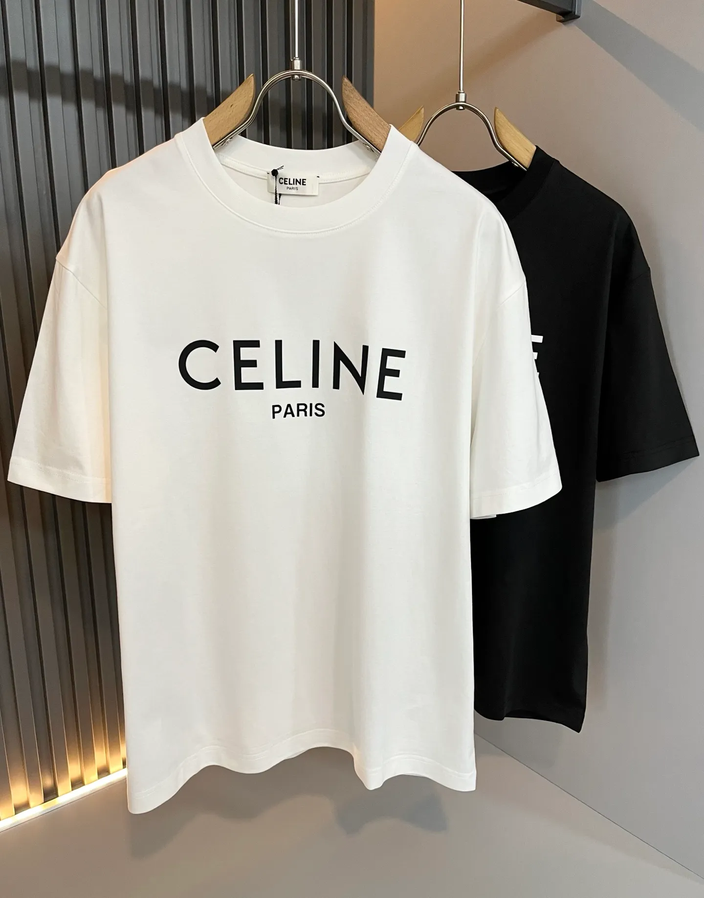 CELIN*Selin 2025 Spring and Summer New Arrival fashionable and casual round neck short-sleeved T-shirt, Classic men and women Same Style couple 👫 short-sleeved T-shirt! Trading company channels are rare and available on the official website simultaneously! The 25th early spring fashion New Arrival recommends that CE, which is increasingly embracing young new forces, not only retains Classic but also continuously incorporates youthful elements, which is really exciting! This latest short Tee for spring and summer is designed with Classic Logo heat transfer technology on the chest! The contrasting neckline design, which is simple yet high-end, is enough to highlight the new theme. The retro and fashionable style setting can suit all kinds of styles! The clear and three-dimensional details of the logo highlight the perfect appearance and texture! The 100% cotton fabric is custom-woven and comes in a super white color. Please hurry up and take it away! Size：s-xxl
